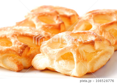 美味しそうなアップルデニッシュ 108528776