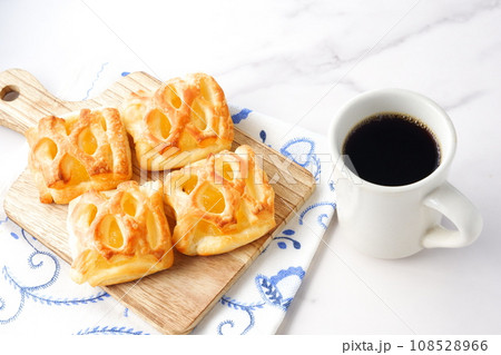 美味しそうなアップルデニッシュとコーヒーでおやつの時間 美味しそうなアップルデニッシュとコーヒーでおやつの時間 108528966