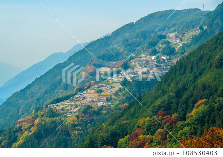 《長野県飯田市・南信州》日本のチロル「下栗の里」の紅葉 《長野県飯田市・南信州》日本のチロル「下栗の里」の紅葉 108530403