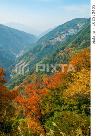 《長野県飯田市・南信州》日本のチロル「下栗の里」の紅葉 《長野県飯田市・南信州》日本のチロル「下栗の里」の紅葉 108530405