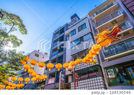 日本の横浜都市景観 2024春節燈花の横浜中華街。中華街西門通りにもドラゴン提灯登場＝11月3日 108530549