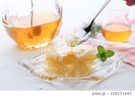 ふわっと香る花の香り コムハニー（巣蜜）ハニーディッパーとハニーポットを添えて 108531845