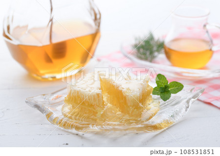 ふわっと香る花の香り コムハニー（巣蜜）ハニーディッパーとハニーポットを添えて 108531851