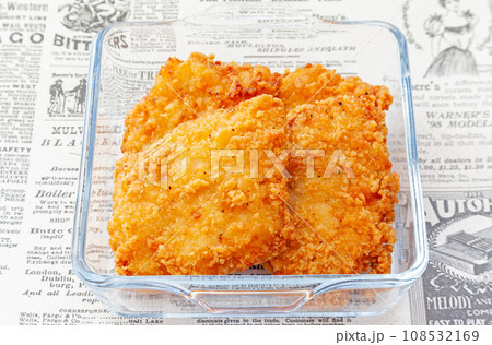 ガラスの食器に盛ったフライドチキン ガラスの食器に盛ったフライドチキン 108532169