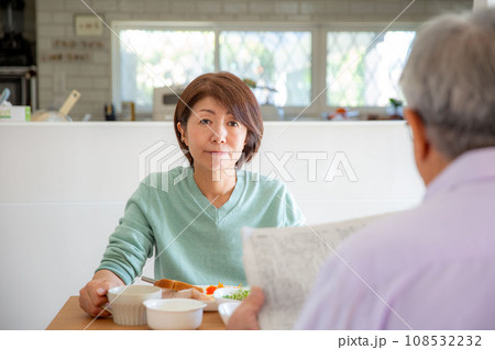 倦怠期の夫婦、会話のない食事風景　無関心な夫 108532232