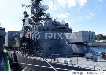 護衛艦あまぎりの艦橋とアスロック発射機 108532323