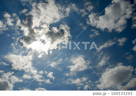 太陽を覆う雲　グラフィック素材 108533205