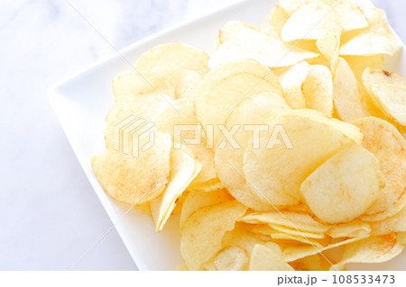 お皿に盛ったポテトチップス お皿に盛ったポテトチップス 108533473