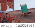 紅葉とウッドデッキのある庭 108534194