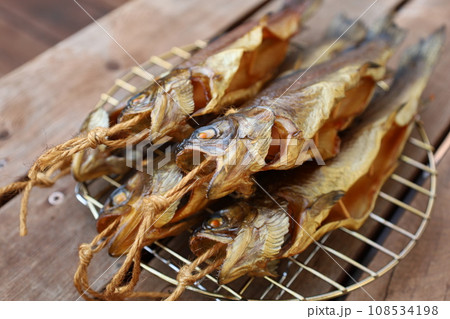 ニジマスの燻製 ニジマスの燻製 108534198