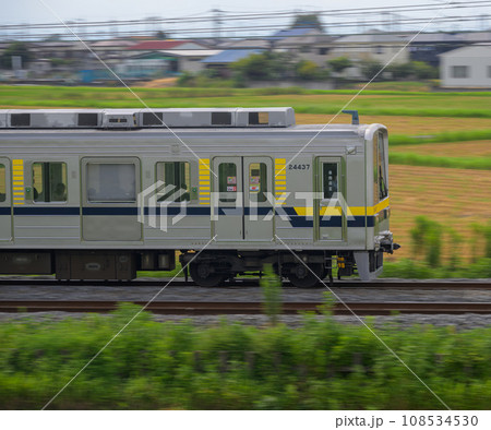 田園地帯を走る東武日光線の普通電車 108534530