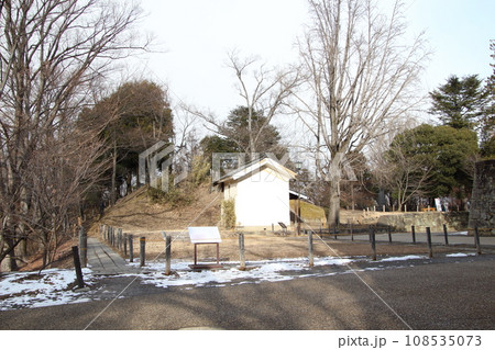 冬の上田城跡公園：二の丸槍台と煙硝蔵（長野県上田市） 108535073