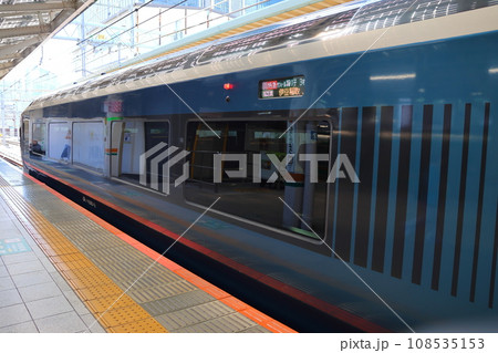 東京駅 9番線発車を待つ特急サフィール踊り子 東京都千代田区丸の内一丁目 東京駅 9番線発車を待つ特急サフィール踊り子 東京都千代田区丸の内一丁目 108535153