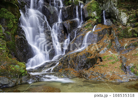 糸島を代表する人気観光地　秋の美しい白糸の滝　（福岡県糸島市） 108535318