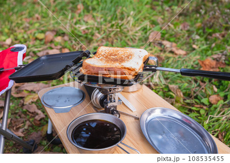野外で食べるホットサンド 108535455