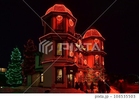 雪祭りでライトアップの洋館 108535503