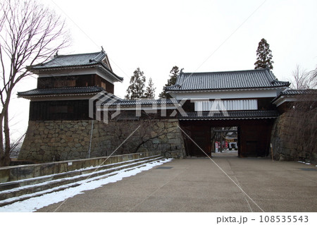 冬の上田城跡公園：東虎口櫓門（長野県上田市） 108535543