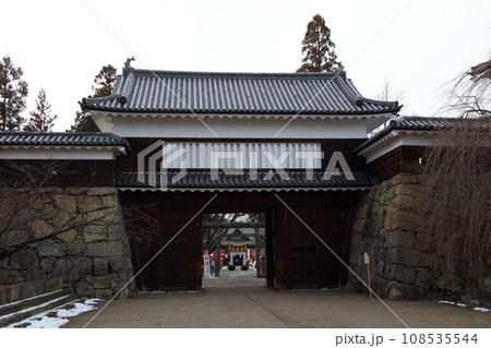 冬の上田城跡公園：東虎口櫓門（長野県上田市） 108535544