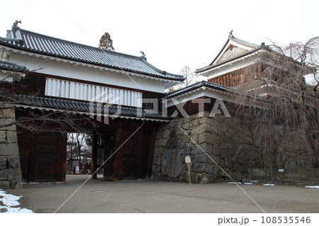 冬の上田城跡公園：東虎口櫓門（長野県上田市） 108535546