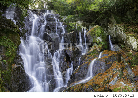 糸島を代表する人気観光地 秋の美しい白糸の滝 (福岡県糸島市) 糸島を代表する人気観光地 秋の美しい白糸の滝 (福岡県糸島市) 108535713
