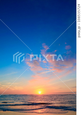 海から昇る太陽 海から昇る太陽 108535724