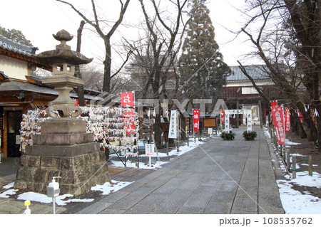 冬の上田城跡公園：眞田神社にて（長野県上田市） 108535762