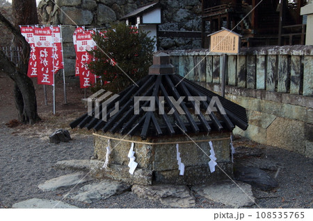 冬の上田城跡公園:眞田神社/真田井戸(長野県上田市) 冬の上田城跡公園:眞田神社/真田井戸(長野県上田市) 108535765