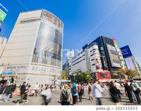 三連休初日の渋谷駅前　スクランブル交差点 108535833