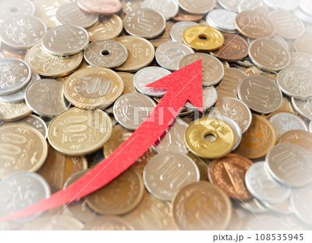 上昇矢印　うなぎ上り　記号　方向　硬貨　小銭　物価高　インフレ　支出 108535945