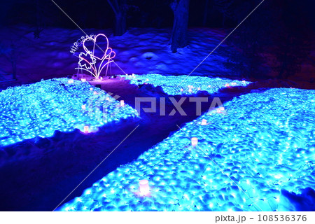 雪祭りの公園でライトアップ 108536376