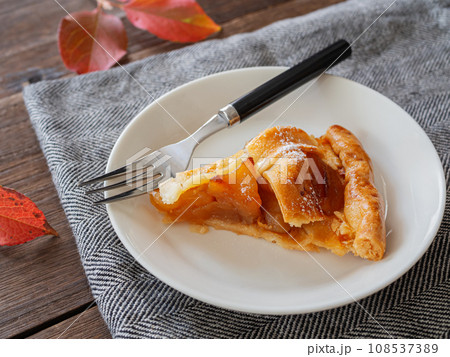 アップルパイと落ち葉 108537389