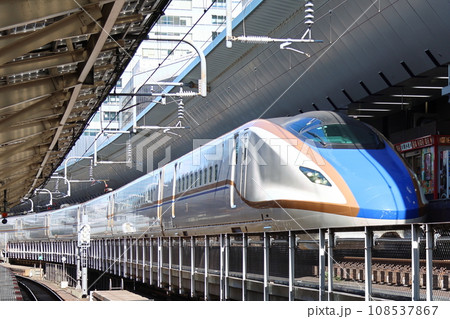 東京駅20番線出発前の北陸新幹線　新幹線E7系・W7系電車　JR東日本　東京都千代田区丸の内一丁目 108537867