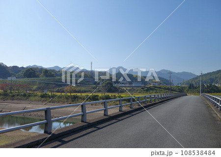 秋の篠山川　新田橋からJR丹波大山駅方向　丹波篠山市 108538484