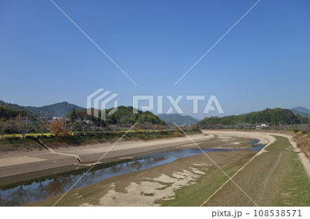 秋の篠山川 新田橋から下流方向 JR丹波大山駅付近 丹波篠山市 11月上旬 秋の篠山川 新田橋から下流方向 JR丹波大山駅付近 丹波篠山市 11月上旬 108538571