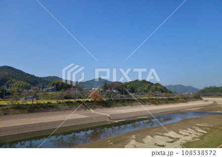 秋の篠山川　新田橋から下流方向　JR丹波大山駅付近　丹波篠山市　11月上旬 108538572