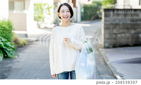 買い物袋を持つ女性 108539107