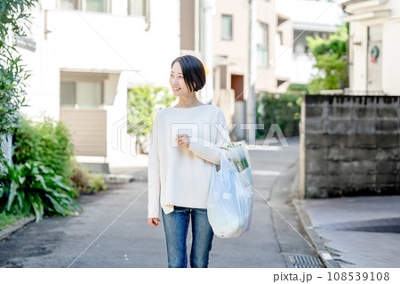 買い物袋を持つ女性 買い物袋を持つ女性 108539108