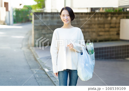 買い物袋を持つ女性 108539109