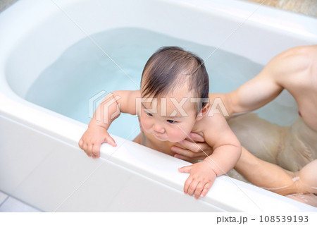 父親にお風呂に入れてもらう赤ちゃん 笑顔喜ぶ 乳幼児 イクメン 育児休暇 0歳乳幼児 浴槽バスルーム 父親にお風呂に入れてもらう赤ちゃん 笑顔喜ぶ 乳幼児 イクメン 育児休暇 0歳乳幼児 浴槽バスルーム 108539193