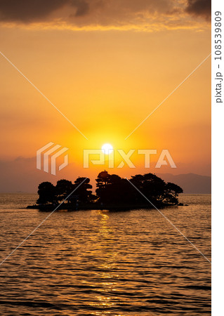 宍道湖 - 嫁ヶ島の夕景 宍道湖 - 嫁ヶ島の夕景 108539809