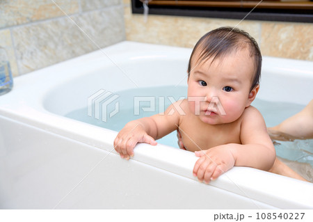 父親にお風呂に入れてもらう赤ちゃん　楽しい　乳幼児　イクメン　育児休暇　0歳乳幼児　浴槽バスルーム 108540227