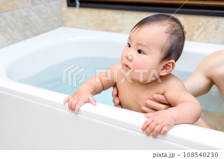 父親にお風呂に入れてもらう赤ちゃん　楽しい　乳幼児　イクメン　育児休暇　0歳乳幼児　トリミングアップ 108540230