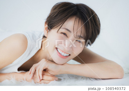 スキンケアをするミドル女性　 108540372