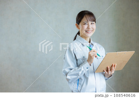 作業服の女性 作業服の女性 108540616