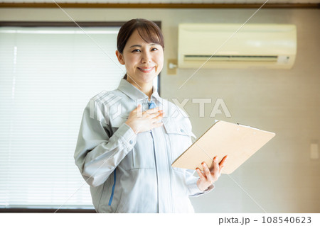 作業服の女性 作業服の女性 108540623