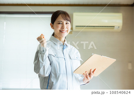 作業服の女性　 108540624