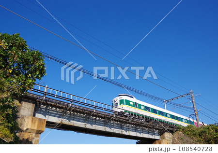 緑基調のリバイバルカラーに塗装された381系電車の特急やくも号が鉄橋を渡る光景 緑基調のリバイバルカラーに塗装された381系電車の特急やくも号が鉄橋を渡る光景 108540728
