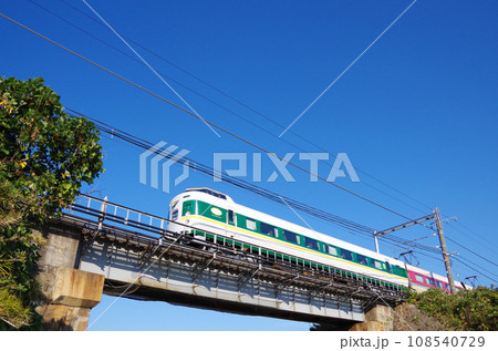 緑基調のリバイバルカラーに塗装された381系電車の特急やくも号が鉄橋を渡る光景 緑基調のリバイバルカラーに塗装された381系電車の特急やくも号が鉄橋を渡る光景 108540729