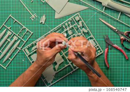 模型をつくる男性の手 108540747