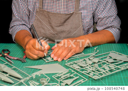 模型をつくる男性の手 108540748